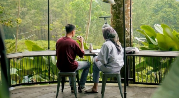 Warung kopi modern dengan konsep urban garden